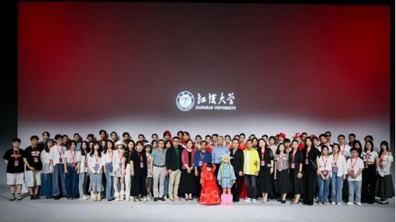 赢博体育江汉大学毕业服装设计作品在中国国际大学生时装周发布(图1)