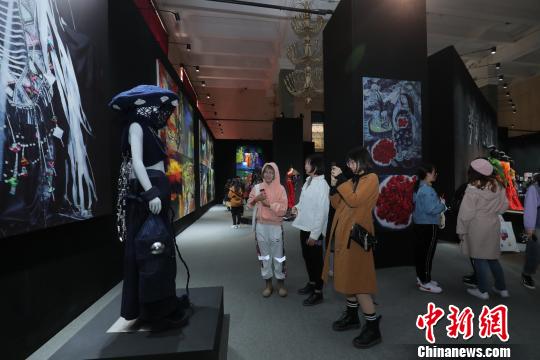 赢博体育app：中国服装设计界“四大天王”联袂开展浓缩时尚30年(图1)